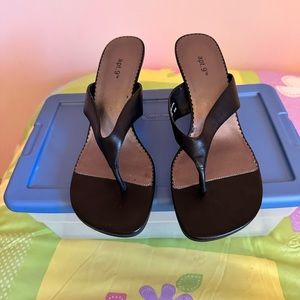 Black wedge between toe sandal